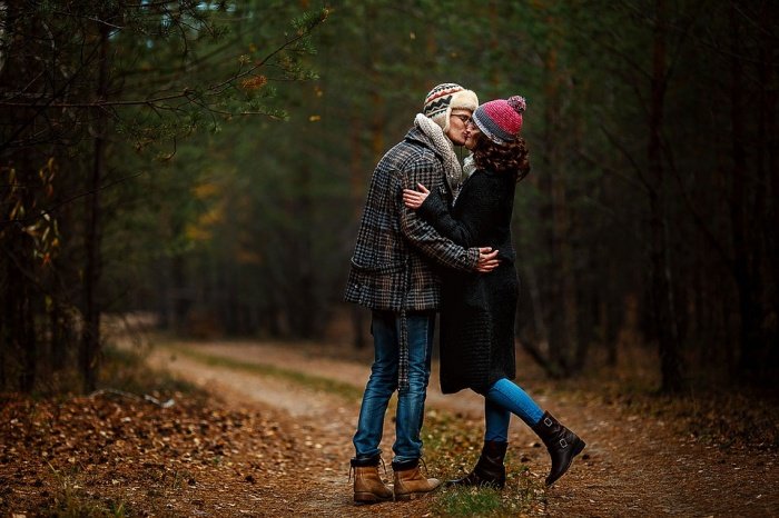 Пара целуется в лесу