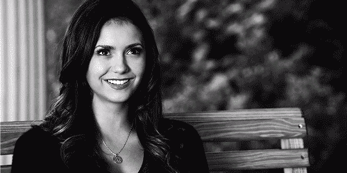 влюбленные на скамейке улыбаются