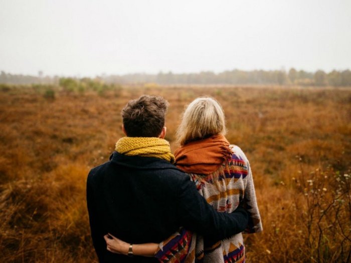 Парень обнимает девушку